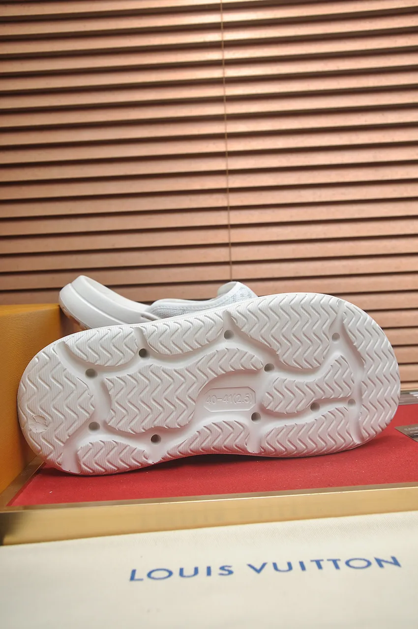 Men's men's shoes 💰340💶 [Louis Vuitton LV slippers] (high-end cowhide) counter 1:1 fashion style, a must-have for summer! The designer used LV’s iconic outsole. The original simple slippers instantly become fashionable! The upper is made of flexible special cowhide leather straps alternately, and the workmanship is exquisite! A must-have for stylish men in summer, size 38-45 (45 customized)